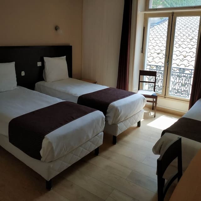 Standard Triple Room, Ensuite (CHAMBRE TRIPLE VUE COUR)
