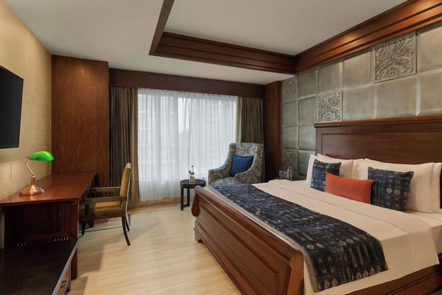 Classic Suite, 1 King Bed, City View
