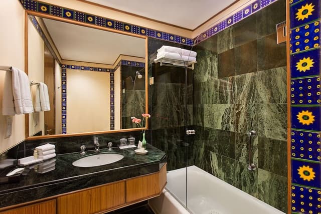 Deluxe Room, 1 King Bed, Garden View
