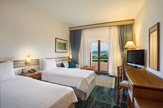 Deluxe Room, 1 King Bed, Lake View