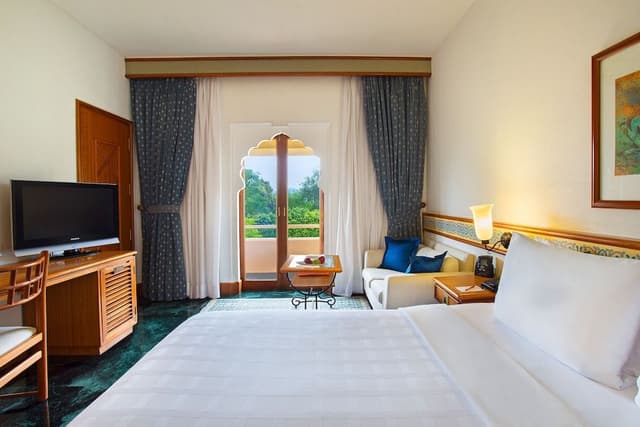 Deluxe Room, 1 King Bed, Garden View