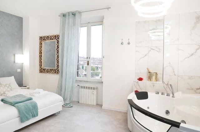 Panoramic Studio Suite, Jetted Tub