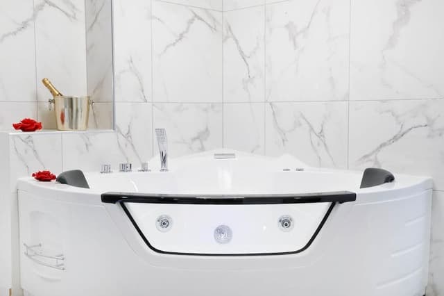Panoramic Studio Suite, Jetted Tub