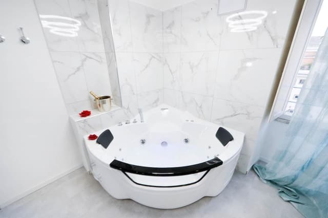 Panoramic Studio Suite, Jetted Tub
