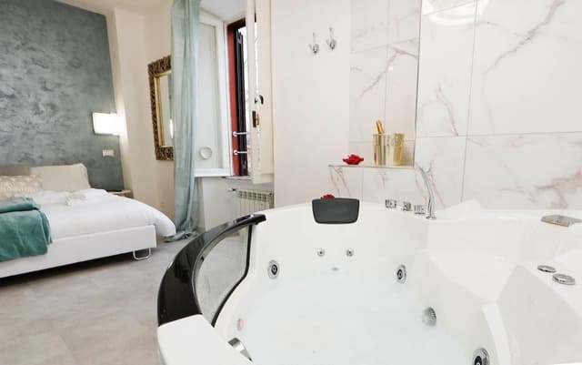Panoramic Studio Suite, Jetted Tub