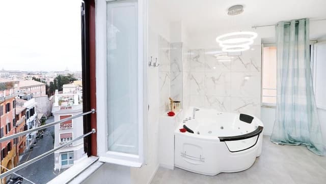 Panoramic Studio Suite, Jetted Tub