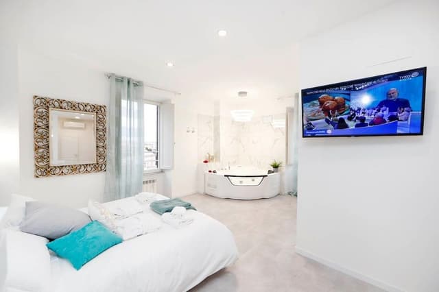 Panoramic Studio Suite, Jetted Tub