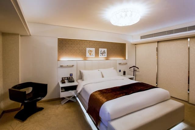 Deluxe Suite