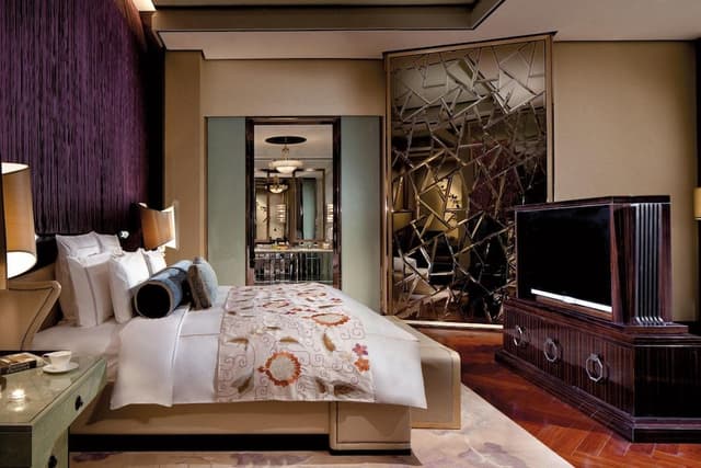 The Ritz-Carlton Suite