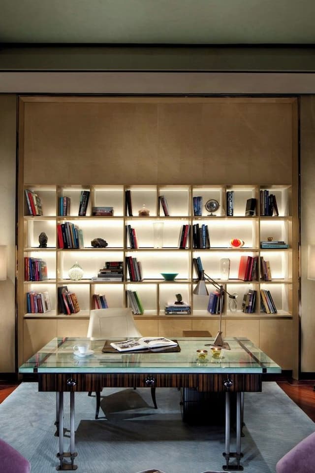 The Ritz-Carlton Suite