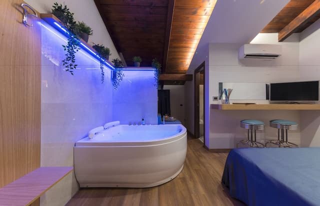 Junior Suite, Jetted Tub