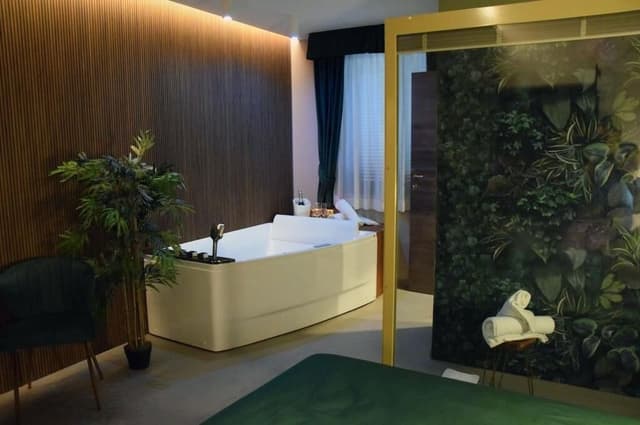 Junior Suite, Jetted Tub