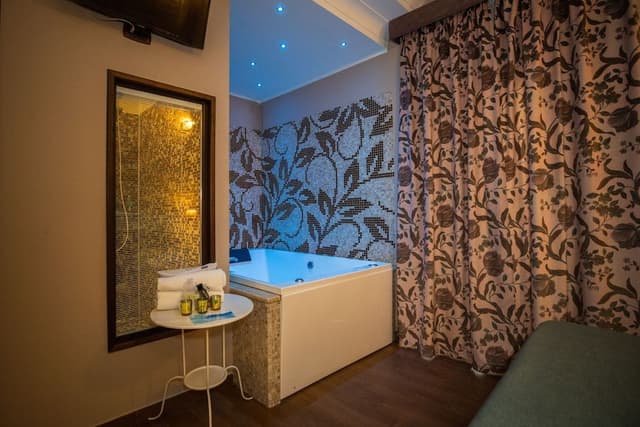 Suite, Jetted Tub