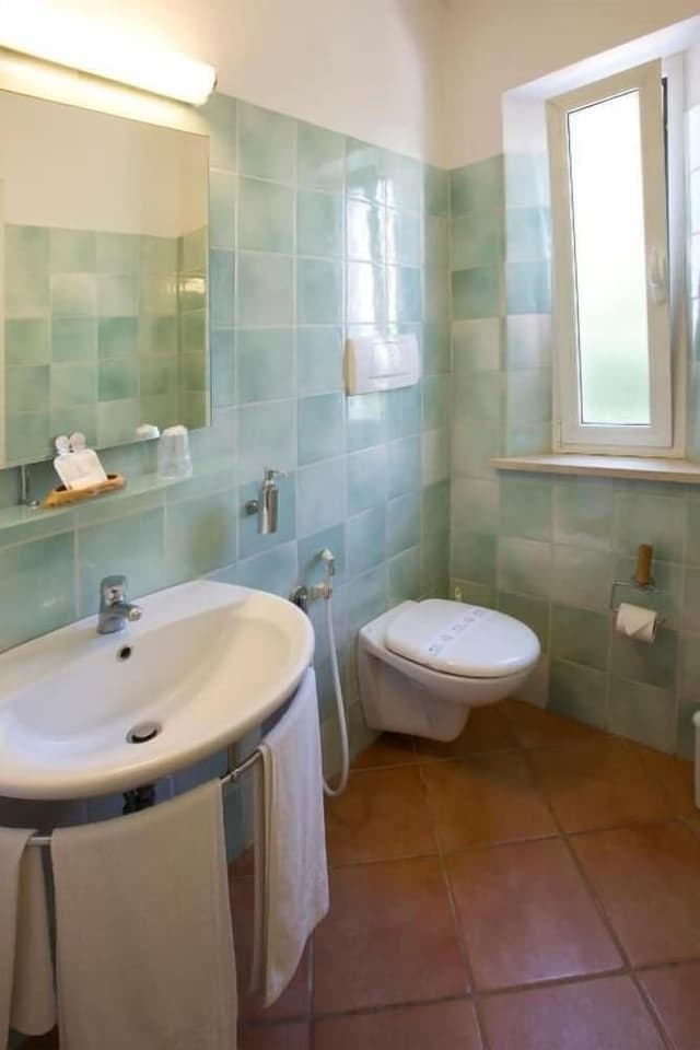 Comfort Room, Garden View
