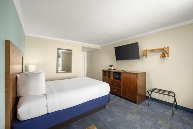 One Queen Bed, Inland View- Non Smoking