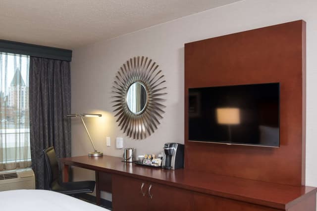 1 KING BED HEARING ACCESSIBLE