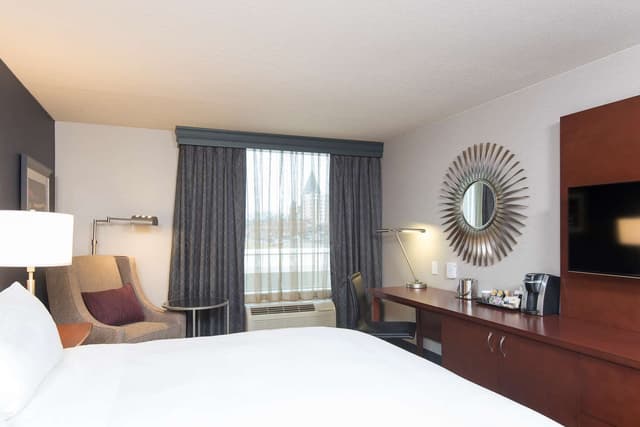 1 KING BED HEARING ACCESSIBLE