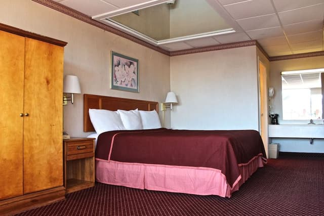 Deluxe Room, 1 King Bed, Refrigerator & Microwave