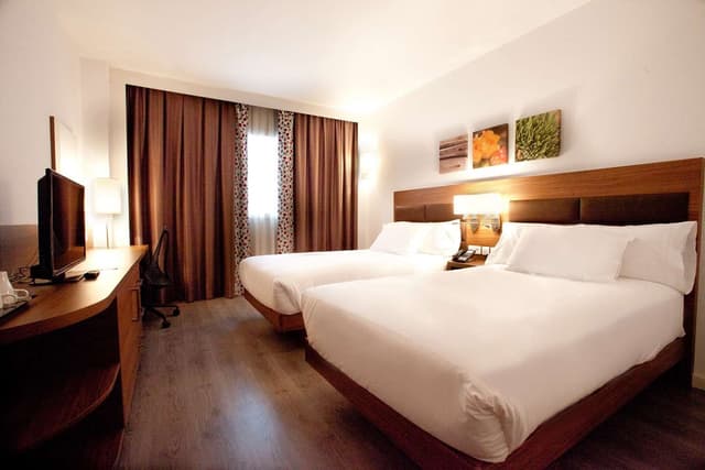 TWIN ROOM