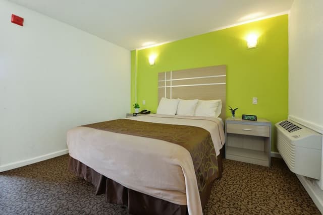 Standard Room, 1 Queen Bed
