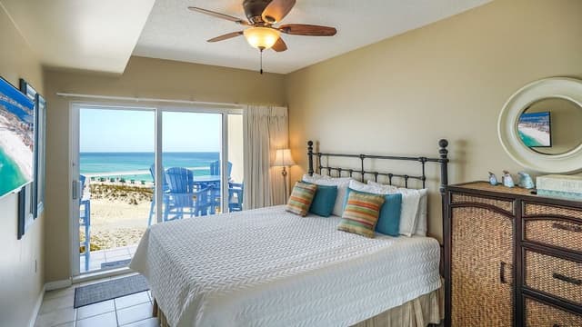 3 Bedrooms Gulf Front Condo, Beach Chairs Included