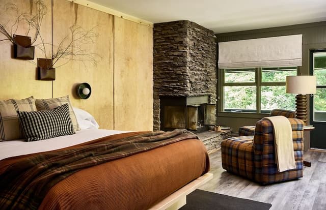 Deluxe King w/ Fireplace & Balcony
