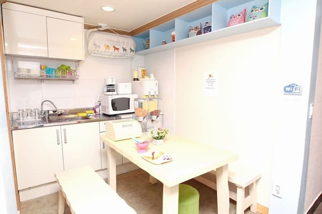 (C) Twin Room