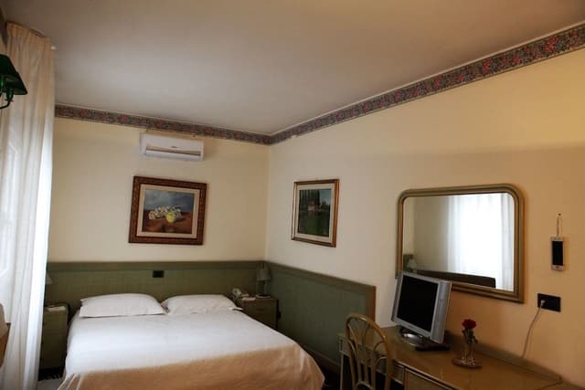 Comfort Double Room, Ensuite, Courtyard View