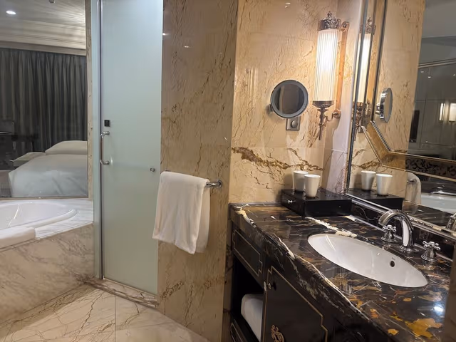 Premium Room, 1 King Bed, Club Lounge Access