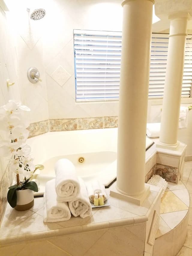 Suite, 1 King Bed, Kitchenette