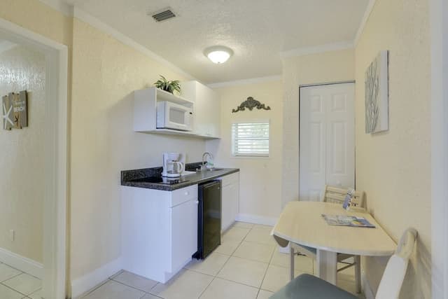 Suite, 1 King Bed, Kitchenette