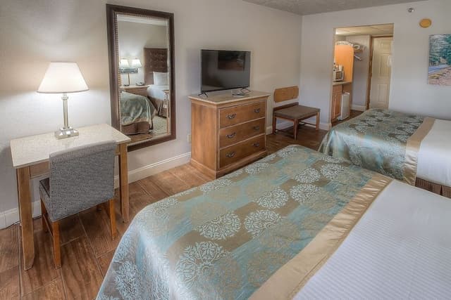 Deluxe Room, 2 Queen Beds, Pool View
