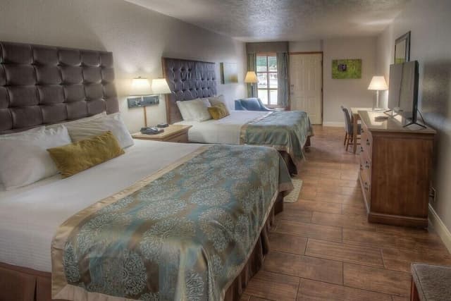 Deluxe Room, 2 Queen Beds, Pool View