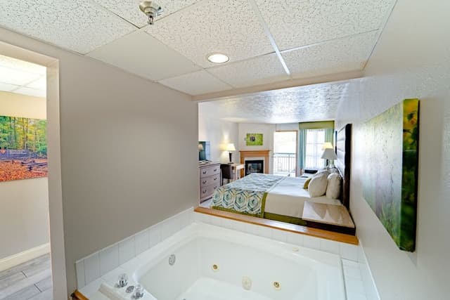 King Jacuzzi Deluxe Suite