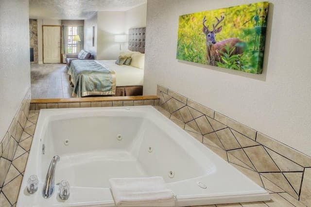 King Jacuzzi Deluxe Suite
