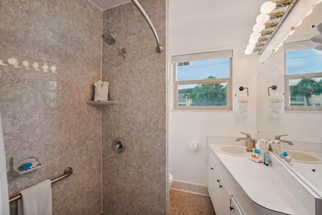 Condo, 1 Queen Bed with Sofa bed (Friendly Native 507)