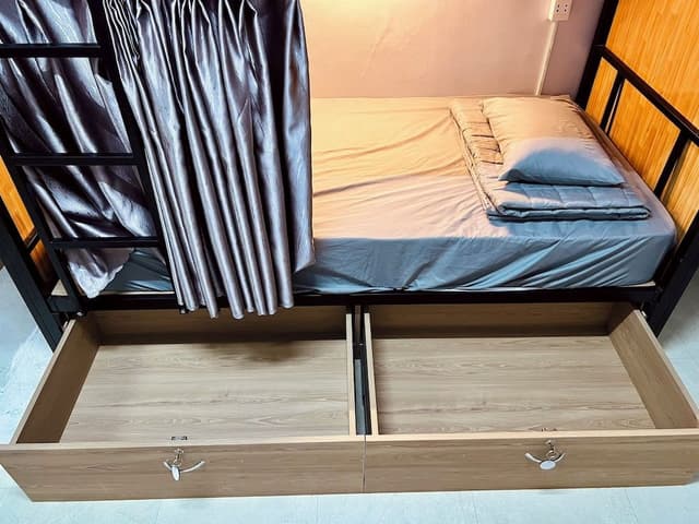 Shared Dormitory, Men only