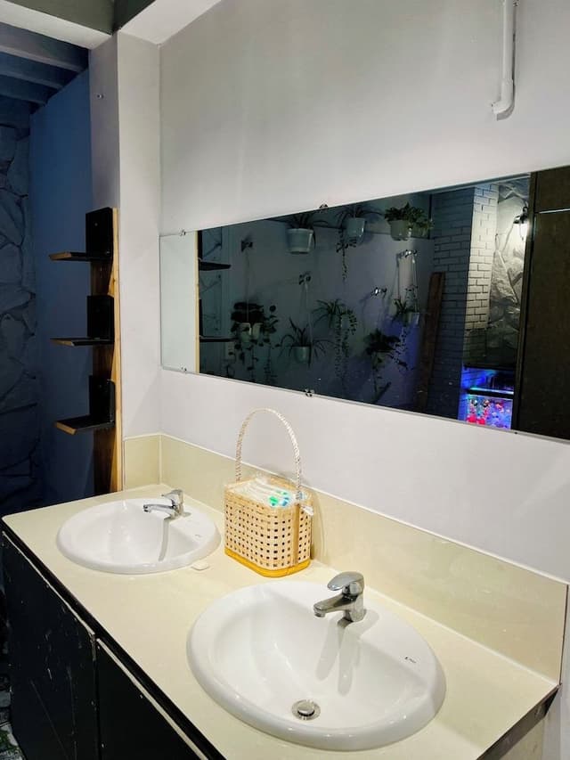 Shared Dormitory, Men only