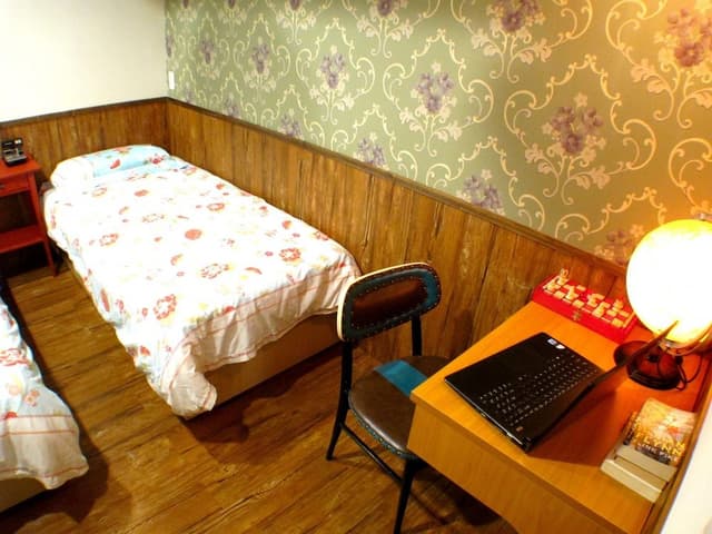 Economy Twin Room, 2 Twin Beds, Shared Bathroom