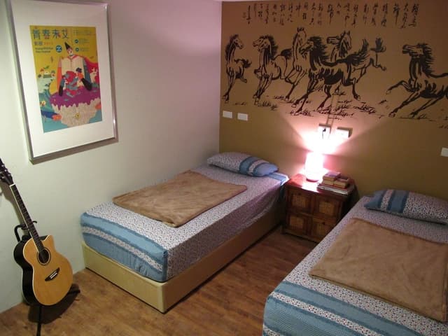 Economy Twin Room, 2 Twin Beds, Shared Bathroom