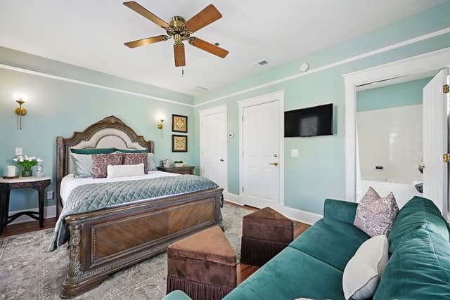 Deluxe Room, 1 Queen Bed, Non Smoking (The Victorian Room)