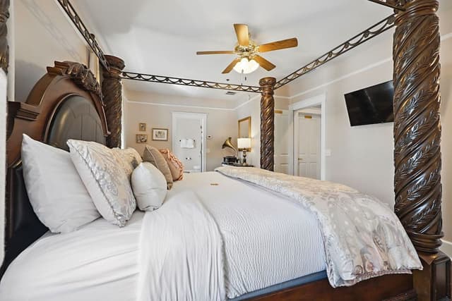 Deluxe Room, 1 King Bed, Non Smoking (The Gentleman's Quarters)