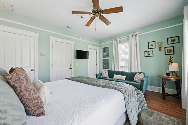 Deluxe Room, 1 Queen Bed, Non Smoking (The Victorian Room)