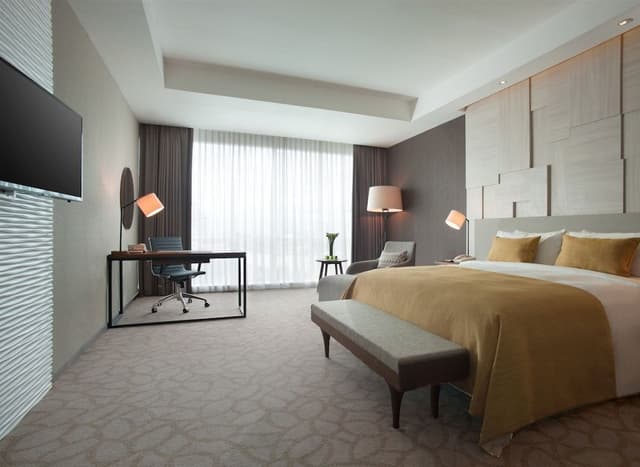 Premium Room, 1 Queen Bed, Accessible, Club Lounge Access