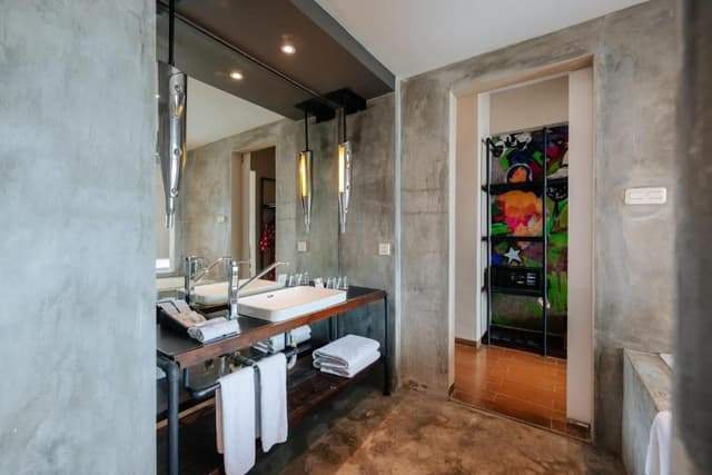 Dash Deluxe Two-Bedroom with Free 2 Bottles Beer