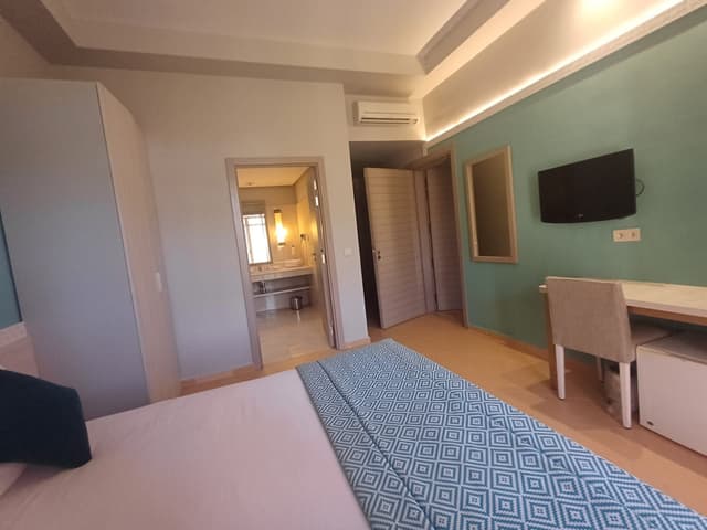 2 inter-connecting rooms with balcony/terrace