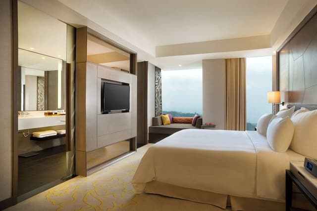 Premium Room, 1 King Bed, Golf View