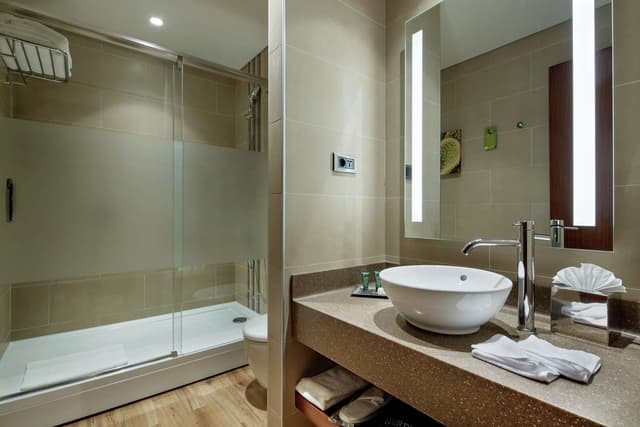 TWIN ROOM