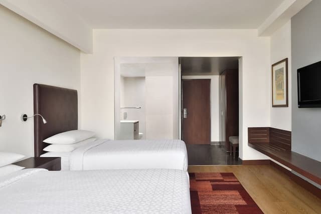 Room, 2 Twin Beds, City View