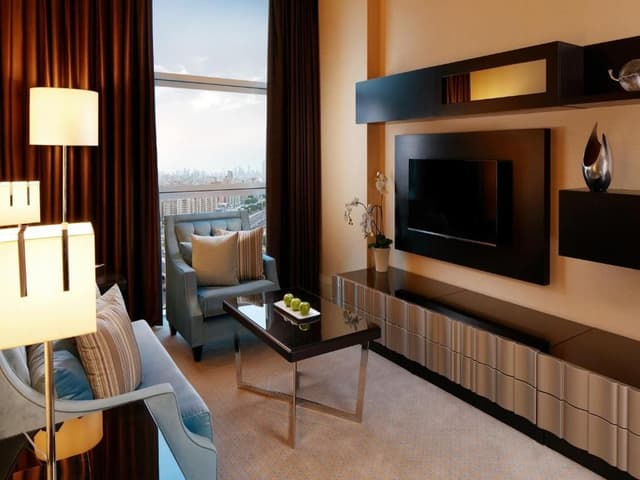 Business Suite with One King Bed